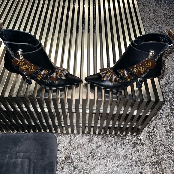 RARE Authentic Louis Vuitton Worn once Sz 7.5 Janet Boots. 4 1/2 inch heel - Picture 3 of 10